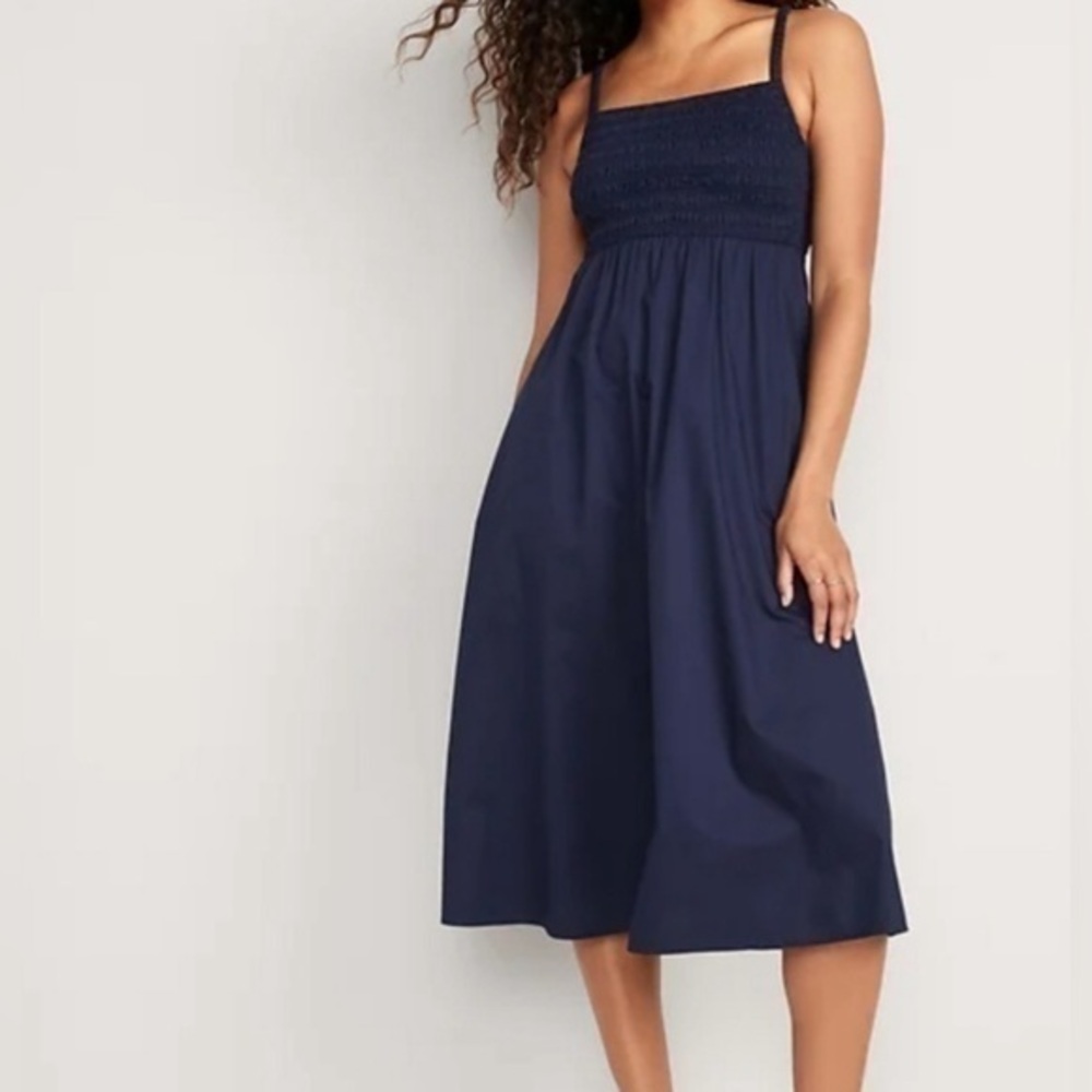Old Navy Fit And Flare Cotton Poplin
Smocked Cut Out Back Cami Midi in Navy